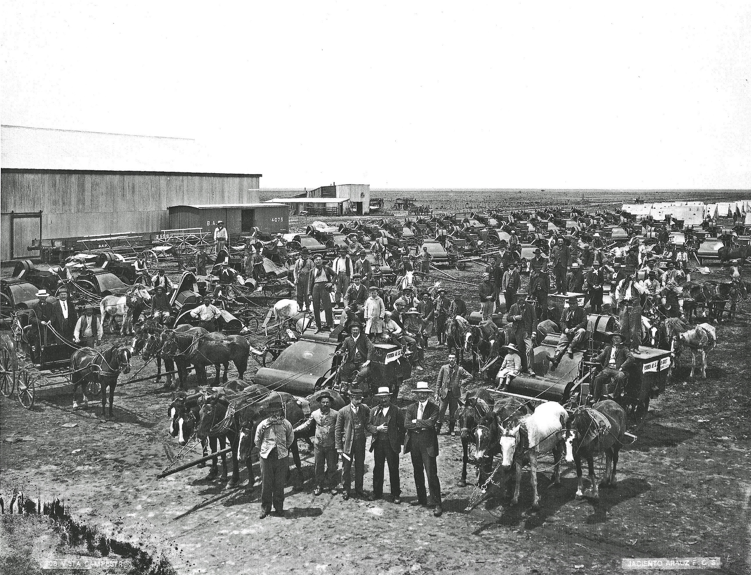 Recepción de maquinaria agrícola en la estación Jacinto Aráuz, Departamento Hucal, Provincia de La Pampa, Argentina.