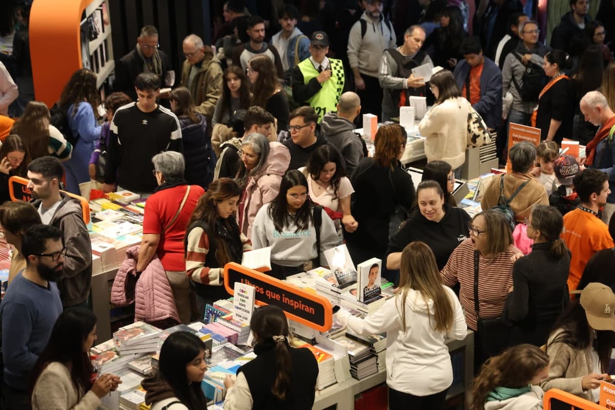Feria del Libro: ventas en alza para los grandes, apremio para los pequeños