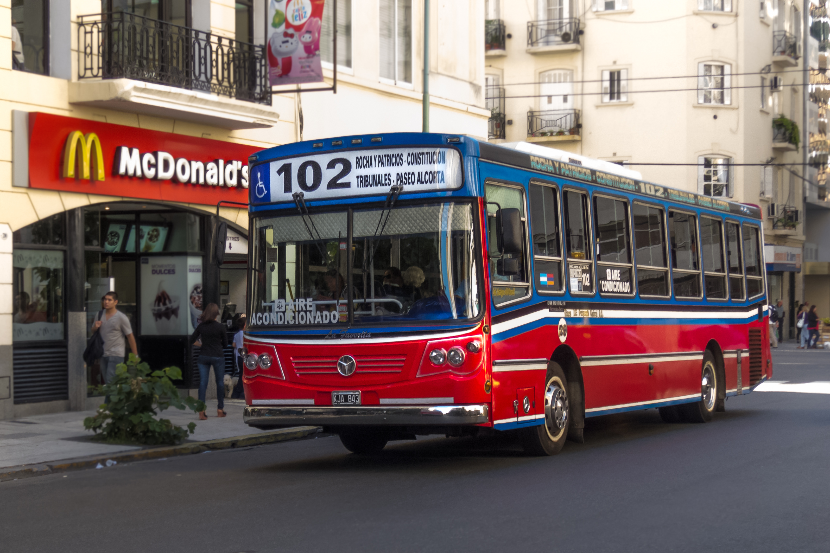 Calle Uruguay al 790. Colectivo de la Línea 102, interno 29, carrocería la Favorita Favorito GR, chasis Mercedez-Benz OH 1618L-SB, matrícula KJA843. Buenos Aires, Argentina.