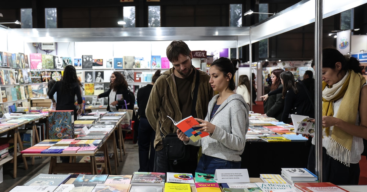 Suelta de libros en Plaza Italia: gesto cultural o política de lectura efectiva
